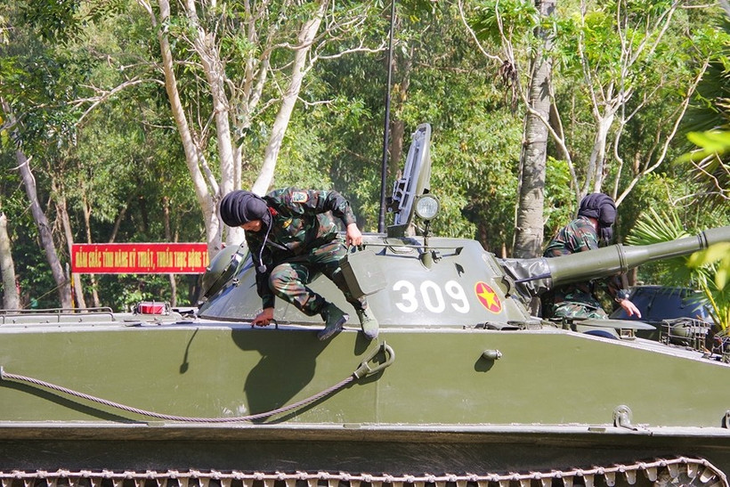 Huấn luyện lên, xuống xe là động tác cơ bản trong chuyên ngành tăng thiết giáp. (Nguồn: qdnd.vn)