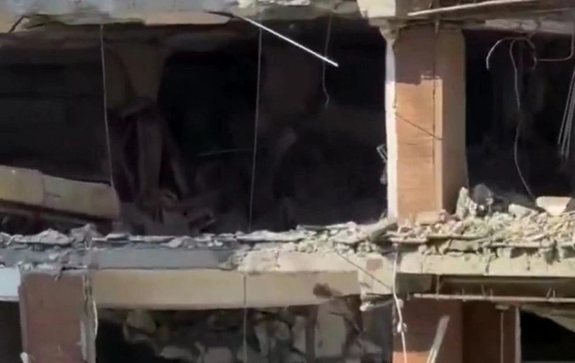 Tòa nhà bị hư hỏng nặng sau vụ nổ. (Nguồn: the-sun)