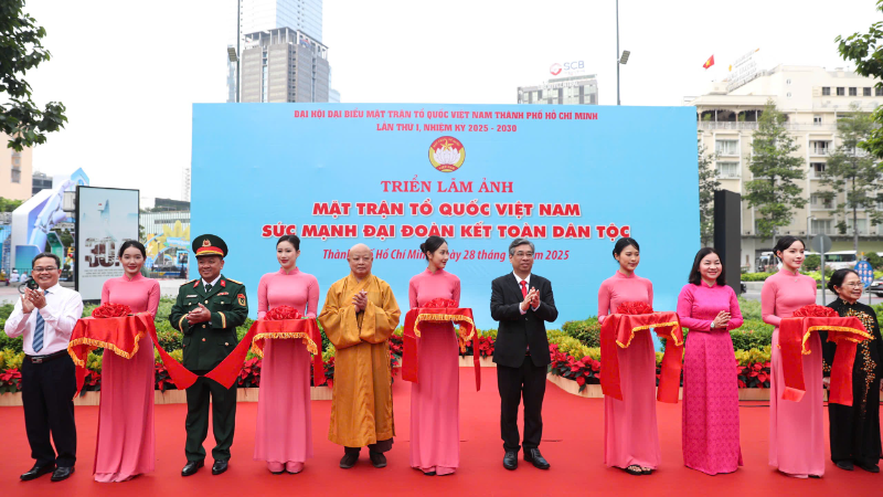 Đại biểu cắt băng khai mạc triển lãm "Mặt trận Tổ quốc Việt Nam-Phát huy sức mạnh đại đoàn kết". (Ảnh: Hoàng Triều)