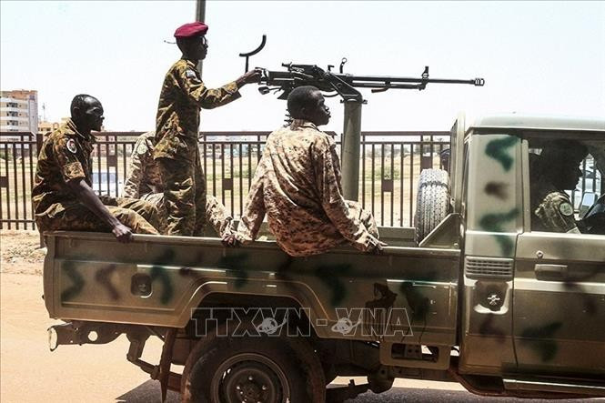 Quân đội Sudan thực thi nhiệm vụ tại Khartoum. (Ảnh: China Daily/TTXVN)