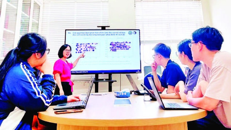Tiến sĩ Ngô Thị Duyên trình bày cho sinh viên Khoa Công nghệ thông tin về kết quả nghiên cứu ứng dụng AI và theo dõi chuyển động mắt trong giáo dục đặc biệt. (Ảnh: DUYÊN NGÔ)