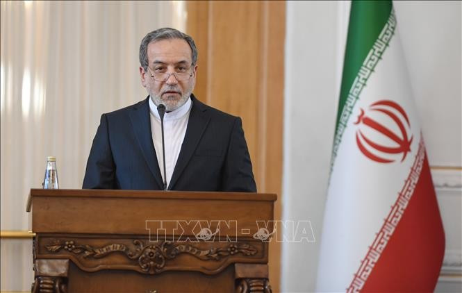 Ngoại trưởng Iran Abbas Araghchi phát biểu tại cuộc họp báo ở Tehran. (Ảnh: THX/TTXVN)