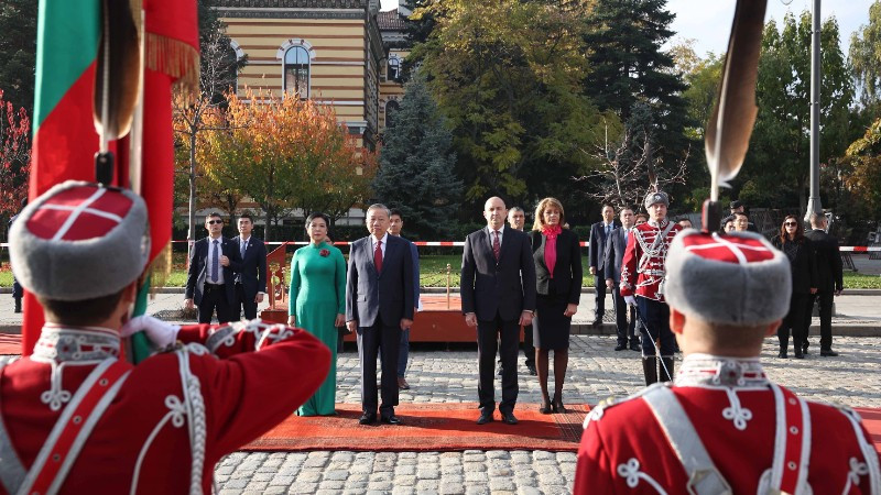 Tổng thống Cộng hòa Bulgaria Rumen Radev và Phu nhân chủ trì Lễ đón Tổng Bí thư Tô Lâm và Phu nhân cùng đoàn đại biểu cấp cao Việt Nam thăm chính thức Bulgaria. (Ảnh: Thống Nhất/TTXVN)