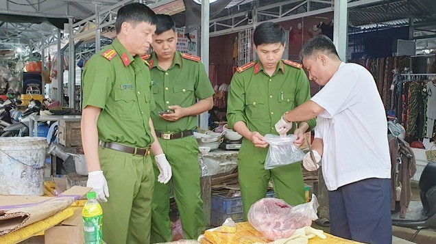 Cơ quan chức năng lấy mẫu thịt lợn để xét nghiệm.