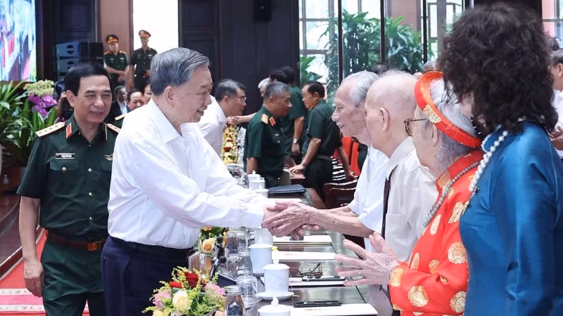 Tổng Bí thư Tô Lâm với các cán bộ lão thành cách mạng. (Ảnh: TTXVN)