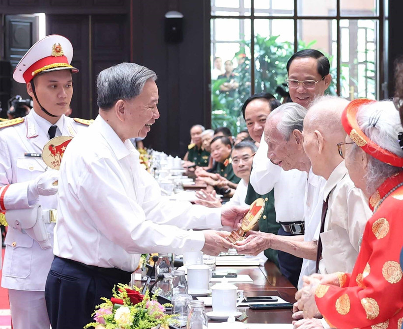 Tổng Bí thư Tô Lâm tặng quà cho cán bộ lão thành cách mạng. (Ảnh: TTXVN)