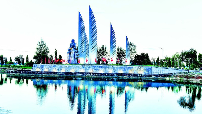 Cụm tượng đài "Khát vọng thống nhất" bên bờ nam sông Bến Hải. (Ảnh: NGUYỄN ĐĂNG)