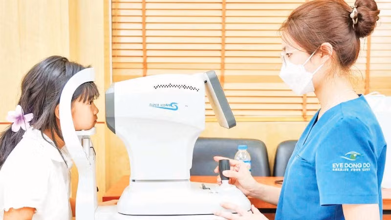 Kiểm tra, đánh giá tình trạng tật khúc xạ cho trẻ.