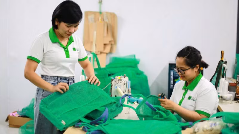 Chị Huỳnh Thị Tường Vy (bên trái) kiểm tra sản phẩm.