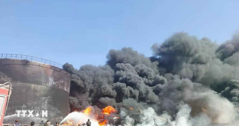 Khói bốc lên sau một vụ tấn công tại Sudan. (Ảnh: THX/TTXVN)