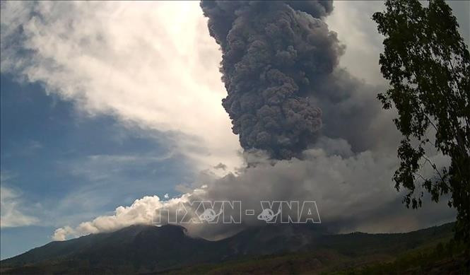 Núi lửa Lewotobi Laki-laki ở tỉnh Đông Nusa Tenggara, Indonesia phun trào. (Ảnh tư liệu: THX/TTXVN)