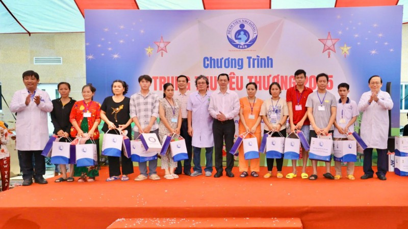 Trao quà hỗ trợ viện phí cho bệnh nhi có hoàn cảnh khó khăn.