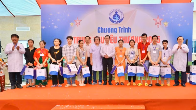 Trao quà hỗ trợ viện phí cho bệnh nhi có hoàn cảnh khó khăn.