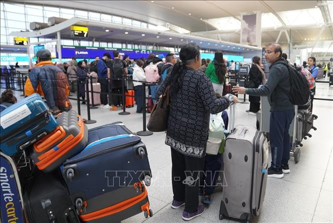 Hành khách chờ làm thủ tục tại sân bay quốc tế John F. Kennedy ở New York, Mỹ. (Ảnh: THX/TTXVN)