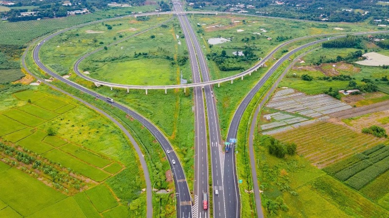 Đến nay, tổng chiều dài đường bộ cao tốc cả nước đã gần chạm mốc 2.500km, giúp tăng hiệu quả đầu tư, giảm chi phí logistics, mở ra không gian mới...
