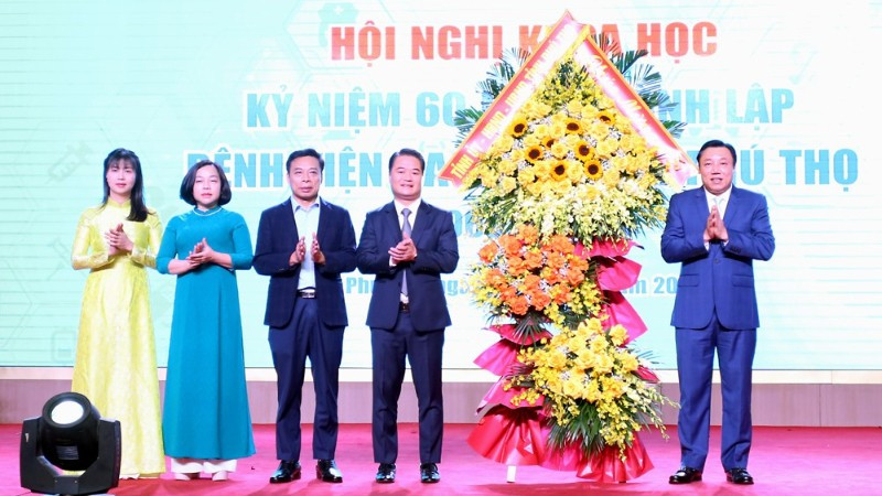 Lãnh đạo tỉnh Phú Thọ tặng hoa chúc mừng hội thảo.