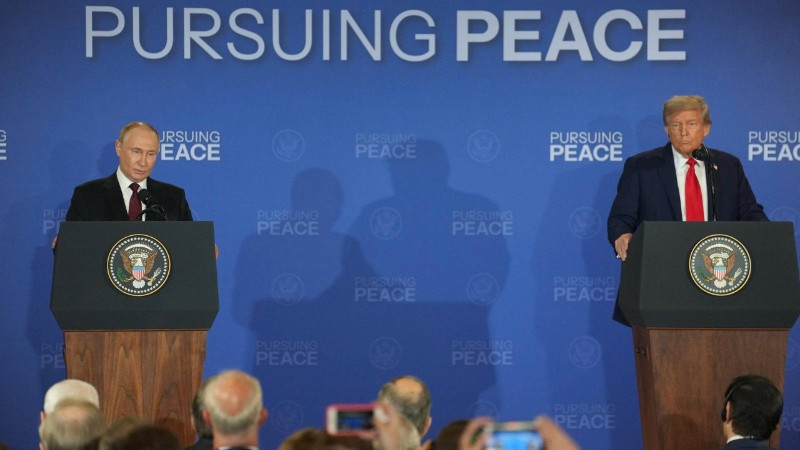 Tổng thống Mỹ Donald Trump và Tổng thống Nga Vladimir Putin tại cuộc họp báo chung ở Anchorage, Alaska, ngày 15/8/2025. (Ảnh: THX/TTXVN)