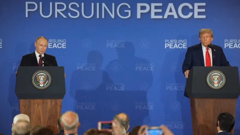 Tổng thống Mỹ Donald Trump và Tổng thống Nga Vladimir Putin tại cuộc họp báo chung ở Anchorage, Alaska, ngày 15/8/2025. (Ảnh: THX/TTXVN)