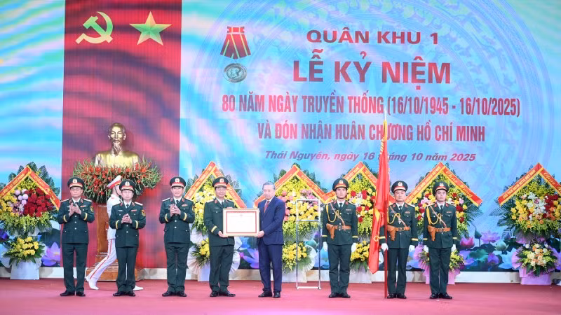 Tổng Bí thư Tô Lâm trao Huân chương Hồ Chí Minh tặng Lực lượng vũ trang Quân khu 1. (Ảnh: ĐĂNG KHOA)