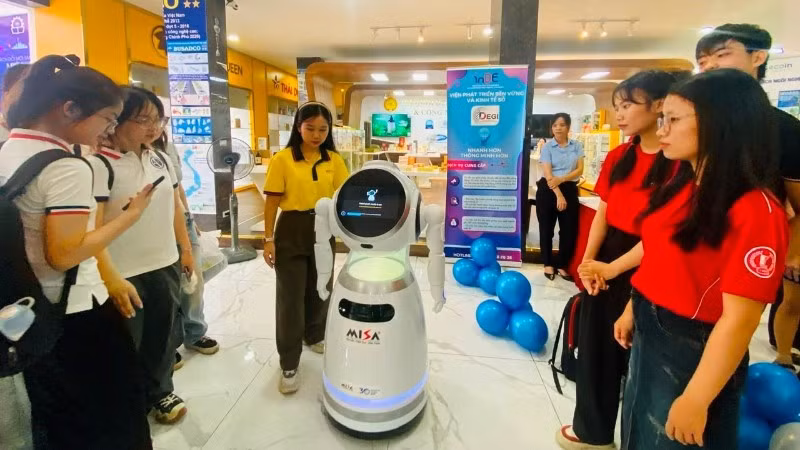 Robot ứng dụng trí tuệ nhân tạo MISA AVA tại Triển lãm sách khoa học và công nghệ 2025.
