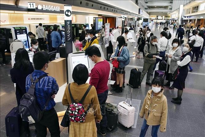 Hành khách tại sân bay Haneda ở thủ đô Tokyo, Nhật Bản. (Ảnh tư liệu: Kyodo/TTXVN)