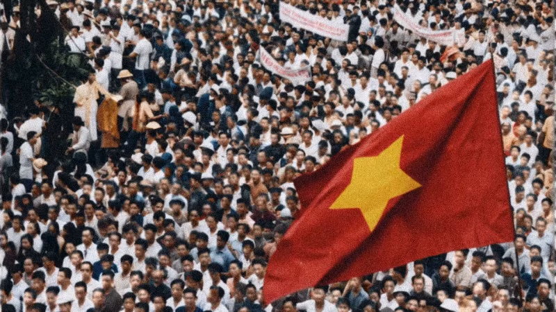 Người dân mít-tinh tại Quảng trường Nhà hát Lớn ngày 19/8/1945. (Ảnh do Viên Hồng Quang phục chế tô mầu)