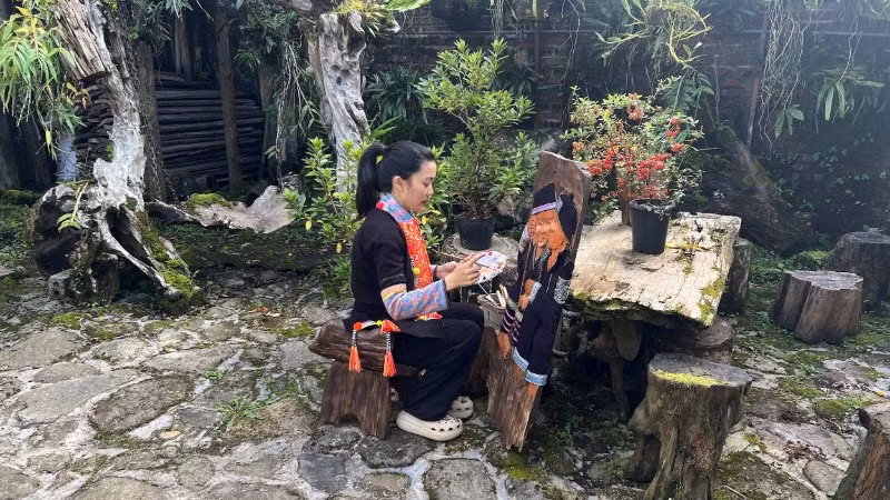 Trần Lan Anh đang hoàn tất một bức tranh trên ván gỗ.