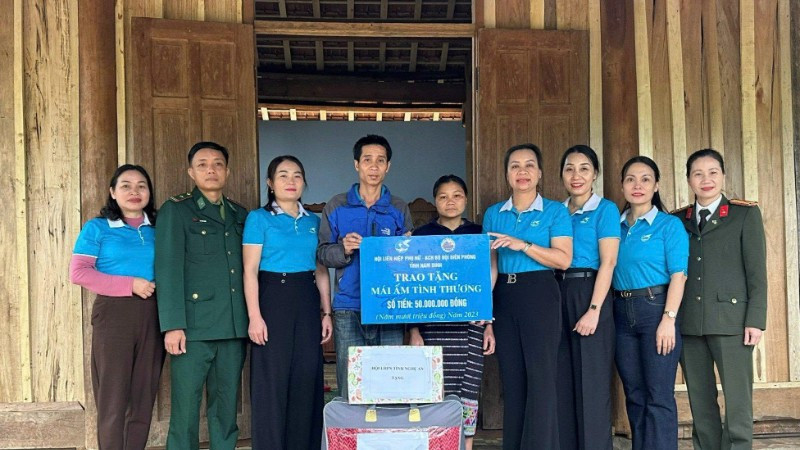 Hội Liên hiệp Phụ nữ tỉnh Nghệ An và các đơn vị đồng hành trao kinh phí hỗ trợ xây dựng mái ấm tình thương cho hội viên khó khăn về nhà ở tại xã Thông Thụ.
