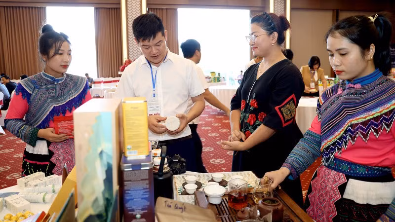 Các đại biểu tham quan gian trưng bày sản phẩm tiêu của các cơ sở công nghiệp nông thôn.