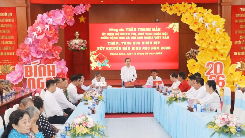 Chủ tịch Quốc hội Trần Thanh Mẫn cùng đoàn công tác đến thăm, chúc Tết và tặng quà cho 200 gia đình chính sách, hộ nghèo, hộ có hoàn cảnh đặc biệt khó khăn. (Ảnh: TTXVN)