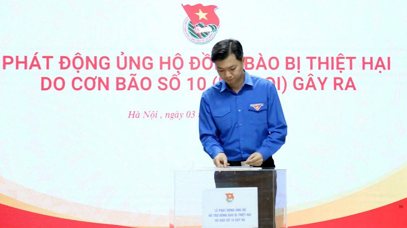 Đồng chí Nguyễn Minh Triết ủng hộ đồng bào bị thiệt hại do thiên tai tại chương trình.