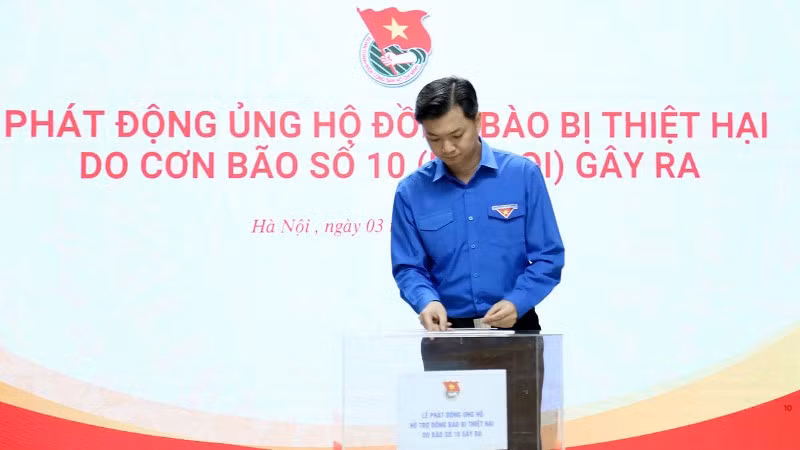 Đồng chí Nguyễn Minh Triết ủng hộ đồng bào bị thiệt hại do thiên tai tại chương trình.