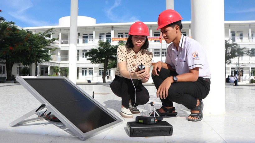Giảng viên điện tử công nghiệp đào tạo về năng lượng tái tạo cho học sinh Trường THCS, THPT Đặng Chí Thanh, do Tổ chức Hợp tác Phát triển Đức (GIZ) tài trợ.