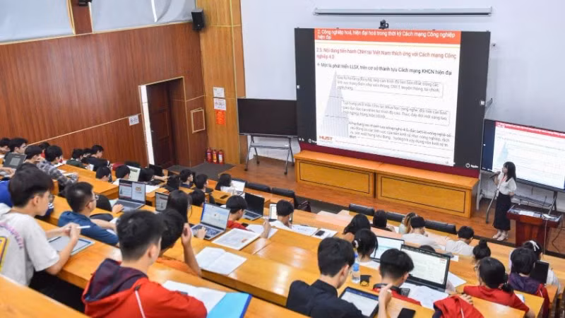 Giảng viên Đại học Bách khoa Hà Nội giảng bài, viết bài trên bảng tương tác thông minh. (Ảnh: DUY THÀNH)