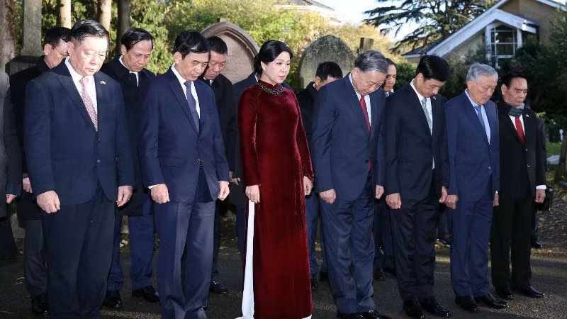 Tổng Bí thư Tô Lâm và các đại biểu tại mộ Karl Marx ở nghĩa trang Highgate, thủ đô London. (Ảnh: Thống Nhất/TTXVN) 