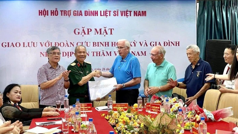 Đoàn cựu chiến binh Mỹ trao 21 bộ hồ sơ xác định vị trí mộ tập thể liệt sĩ cho Hội Hỗ trợ gia đình liệt sĩ Việt Nam.