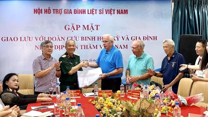 Đoàn cựu chiến binh Mỹ trao 21 bộ hồ sơ xác định vị trí mộ tập thể liệt sĩ cho Hội Hỗ trợ gia đình liệt sĩ Việt Nam.