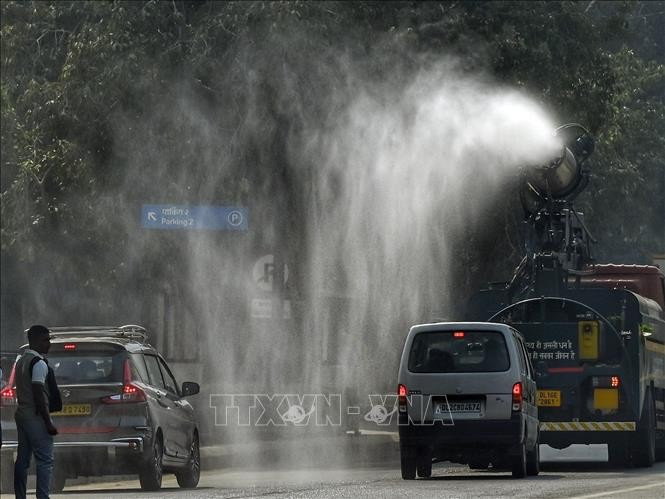 Phun nước nhằm kiểm soát mức độ ô nhiễm không khí tại New Delhi, Ấn Độ ngày 17/10/2025. (Ảnh: ANI/TTXVN)