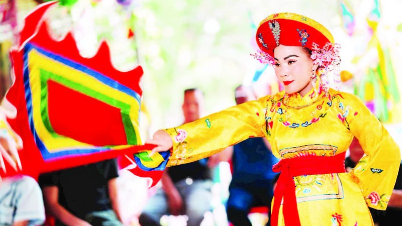 Nghệ nhân thực hiện giá chầu Đệ Nhị Vương Cô. (Ảnh: Viện Nghiên cứu Bảo tồn và Phát triển Văn hóa Đông Nam Á)