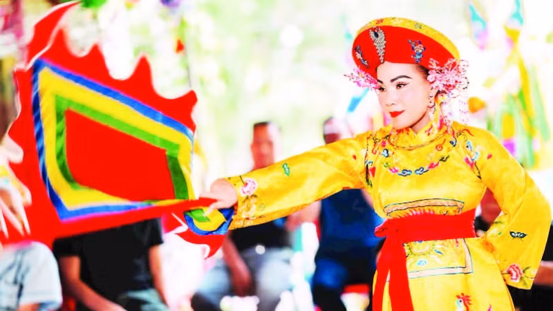 Nghệ nhân thực hiện giá chầu Đệ Nhị Vương Cô. (Ảnh: Viện Nghiên cứu Bảo tồn và Phát triển Văn hóa Đông Nam Á)