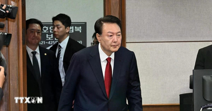 Cựu Tổng thống Hàn Quốc Yoon Suk Yeol tại phiên điều trần hình sự thứ hai về cáo buộc xúi giục nổi loạn, tại Tòa án Trung tâm Seoul, ngày 21/4/2025. (Nguồn: THX/TTXVN)