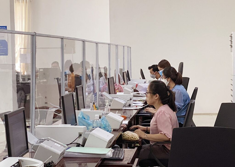 Cán bộ Trung tâm phục vụ hành chính công tỉnh Ninh Thuận giải quyết hồ sơ, thủ tục cho người dân và doanh nghiệp. (Ảnh minh họa: Công Thử/TTXVN)