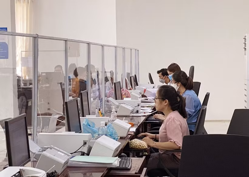 Cán bộ Trung tâm phục vụ hành chính công tỉnh Ninh Thuận giải quyết hồ sơ, thủ tục cho người dân và doanh nghiệp. (Ảnh minh họa: Công Thử/TTXVN)