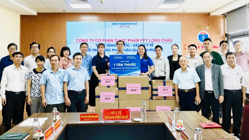 Đại diện Long Châu phối hợp Sở Y tế thành phố Huế trao tặng thuốc và vật tư y tế, hỗ trợ người dân bị ảnh hưởng bởi mưa, lũ.