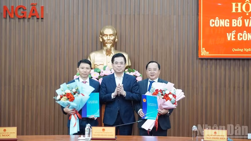 Chủ tịch Ủy ban nhân dân tỉnh Quảng Ngãi Nguyễn Hoàng Giang trao quyết định công tác cán bộ.