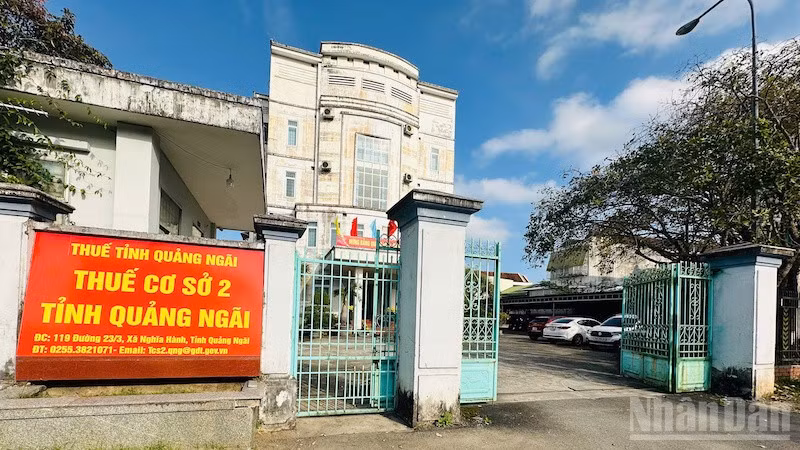 Thuế cơ sở 2 tỉnh Quảng Ngãi gửi văn bản tới nhiều xã, phường xin hỗ trợ kinh phí để chi trả cho cán bộ, công chức.