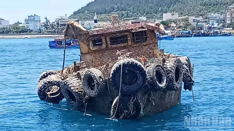 Tàu kéo LA-06695 được trục vớt và đưa về vũng neo đậu tàu thuyền đảo Lý Sơn.