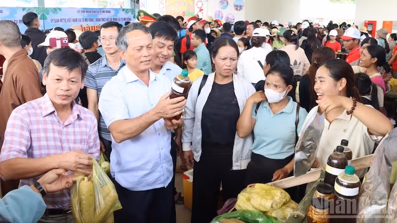 Lãnh đạo xã Tu Mơ Rông giới thiệu hàng nông sản tại Phiên chợ 0 đồng.