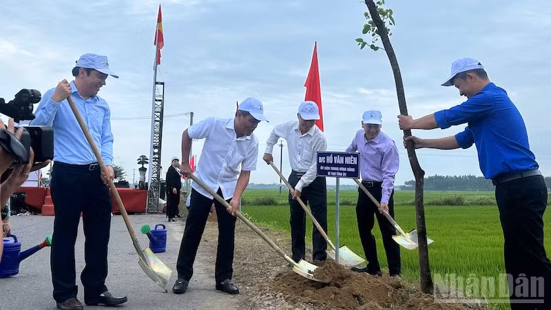 "Tết trồng cây đời đời nhớ ơn Bác Hồ" là dịp để các địa phương vun trồng cây xanh cho vùng đất mới.