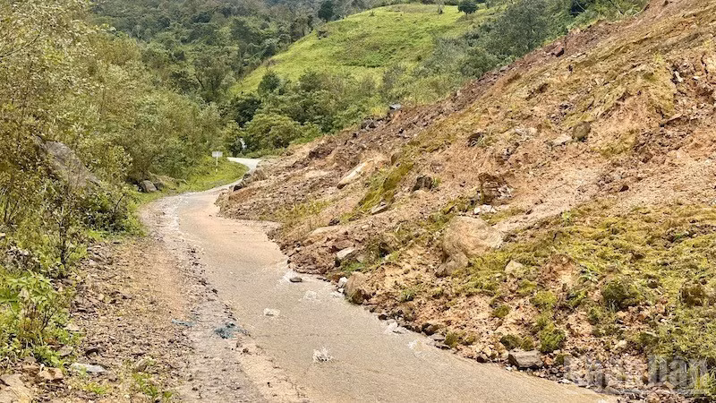 Sạt lở núi tuyến đường Tỉnh lộ 672 đoạn qua xã Ngọc Linh-Măng Ri.